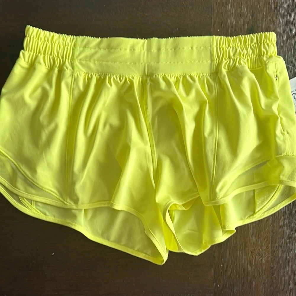 Lululemon🍋 | Hotty Hot Low-Rise Shorts 2.5
Highlight Yellow - Picture 1 of 4